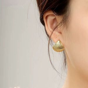 Classic Gold Tone Shell Stud Earrings Beach Ocean Theme Everyday Wear